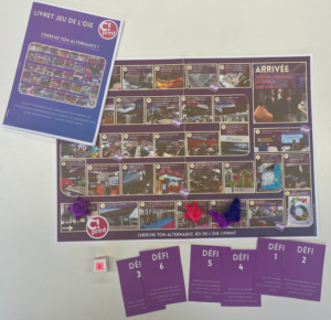 jeu de plateau jeu de loi “Cherche ton alternance”, comprenant un plateau de jeu avec dé, cartes défis, pions et règle du jeu, à la manière du jeu de l’oie. Inspiré de la sortie C!Print.